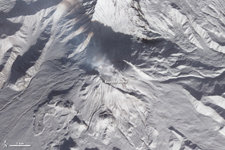 Illustration for article titled Breathtaking Photos of Four Volcanoes Erupting Simultaneously in Russia